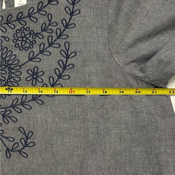 Old Navy Embroidered Gray Chambray Round Neck Top Blouse Size L - Picture 10 of 11